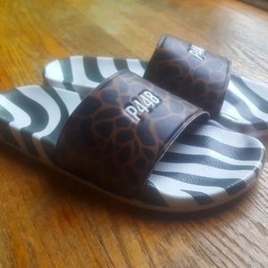 P448 Womens Black & White Animal Print, Size 10W Pool Slides